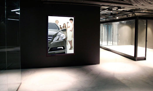 Размещение рекламы на световых панелях в торгово-пешеходной галерее ДК Империя в деловом центре Москва-Сити
