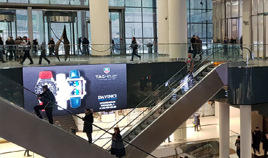 Примеры размещения рекламы на цифровых экранах в башнях Москва-Сити